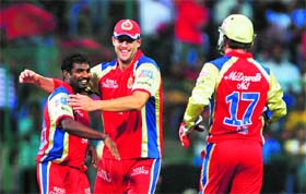 Royal Challengers Bangalores Muttiah Muralitharan (L), captain Daniel Vettori (C) and wicketkeeper A B De Villiers