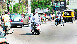 Owing to faulty traffic lights, vehicles coming from all directions lead to chaos at the 4S Chowk in Amritsar