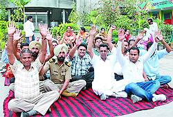 The unaided staff of the MHR Senior Secondary School went on protest accusing the schoool management of high-handedness after a staff was sacked recently