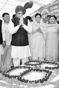 Chief Minister PK Dhumal offers prayers on his birthday at Bhota on Tuesday