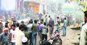 Residents protests against the rise in theft cases in Surankote on Tuesday.