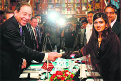 US Deputy Secretary of State Thomas Nides (left) with Pakistans Foreign Minister Hina Rabbani Khar at a meeting in Islamabad. 