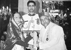 Artist Vijay Sharma receives the Padma Shri Award from President Pratibha Patil in New Delhi