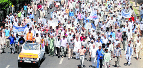 Refugees march towards the Indo-Pakistan international border in Jammu,