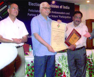 Adjudging Faridkot as the best district in Punjab for its performance in educating the electorate, resulting in high voter turn-out during the polling for Assembly elections held recently, Chief Election Commissioner Dr SY Quraishi conferred a special award on the district. 