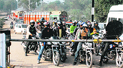 Vehicles stuck at a level crossing on the road from the Industrial Area at Panchkula to Hallo Majra in Chandigarh
