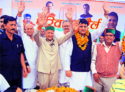 Union Minister Virbhadra Singh and other Congress leaders at a public meeting in Palampur on Saturday
