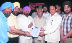 Representatives of the Jalandhar Real Estate Dealers and Builders Association submit a memorandum to Punjab Local Bodies Minister Bhagat Chunni Lal at Desh Bhagat Yadgaar Hall in Jalandhar 