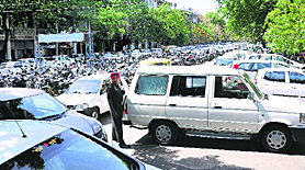 A view of traffic chaos in the parking lot near the CMC in Sector 17 as no staff has been deployed by the MC there. Tribune photo: Manoj Mahajan