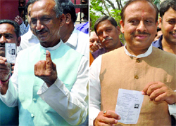 Delhi Congress chief JP Aggarwal and BJP chief Vijender Gupta after casting their votes.