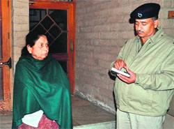 A woman narrates the incident of loot at a house in Panchkula.
