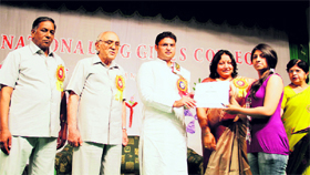 MP Ashok Tanwar gives away an award to a student at CMK National PG Girls College in Sirsa.