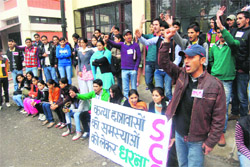 Activists of the SCA raise slogans to highlight the problems being faced by inmates of a girls hostel 