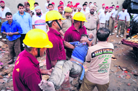 The NDRF team rescues an injured labourer.