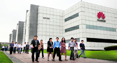 Employees of Chinese telecom major Huawei Technologies walk past the companys office in Shenzhen, Guangdong province. China and Australia agreed on Tuesday to work more closely on infrastructure investment despite Beijing raising concerns about a ban on Huawei from bidding for lucrative Australian broadband contracts.