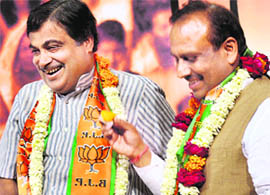 Delhi BJP chief Vijendra Gupta (R) with national president Nitin Gadkari in New Delhi. 
