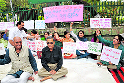 Avdhesh Kaushal (left), Chairperson, Rural Litigation of Entitlement Kendra, along with other volunteers, stages a dharna at Gandhi Park in Dehradun on Wednesday