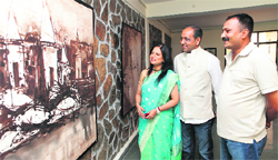 Artist Sanjay Singh (extreme right) shows his paintings to late PM Chandra Shekhars nephew Praveen Singh and his wife Kiran Singh at an exhibition organised at Bhuvneshwari Kala Kendra in Bhondsi, Gurgaon