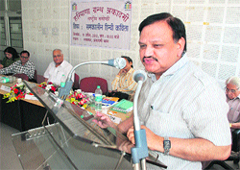 Ramendra Jakhu Sahil, financial commissioner, Haryana, recites poetry during a seminar in Panchkula
