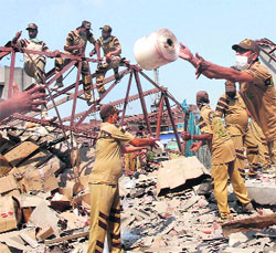 While around 1,200 Dera Sacha Sauda men (in pic) have been actively helping the National Disaster Response Force in rescue work, the Sikh Sangat has been organising a round-the-clock 'langar' near the factory site. 