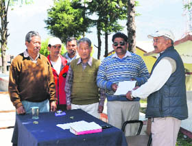 Residents of Munsiyari, Pithoragarh, submits a memorandum to the SDM, Munsiyari, in support of their demands on Friday. 