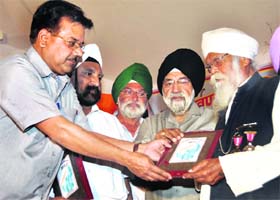 Padma Bhushan Kunwar Singh Negi being awared the Uttarakhand Punjabi Rattan Awrad at a function in Dehradun on Saturday
