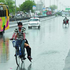 Kya cool hain hum: The sudden showers on Sunday evening in Bathinda caught many unawares. It looked like no one was complaining