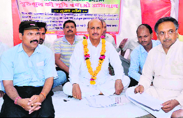 Gurukul Mahavidyalaya executive body members stage an agitation at Gobind Ballabh Pant Park, Devpura, in Haridwar on Sunday.