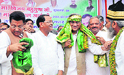 Chief Minister Vijay Bahuguna being felicitated at a function at Congress Bhavan in Dehradun on Sunday
