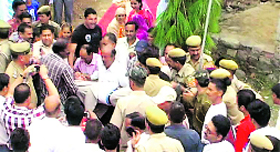 Senior Congress leader and former MLA Jagjivan Pal being dragged by the police and BJP workers from the venue at Palampur.