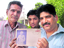 VP Puri (left), son Pankaj and grandson Satish, with a special cover on his father SD Puri
