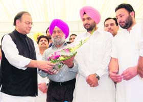 From left: Senior BJP leader Arun Jaitley welcomes Ajit Singh Bhatia, Baljinder Singh and Damandeep Singh into the party fold in Amritsar