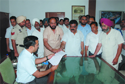 Members of the District Congress Committee (Urban), led by general secretary of the Punjab Pradesh Congress Committee, Harminder Singh Jassi, submitting a memorandum to the Bathinda Deputy Commissioner Kamal Kishore Yadav