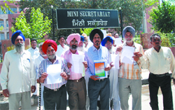 Members of Ration Depot Holders Association outside the Mini-secretariat in Bathinda