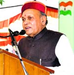 Chief Minister PK Dhumal addresses a public meeting at Chauntra in Mandi district