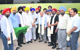 Om Parkash Munjal flags off a delegation comprising members of the cycle industry in Ludhiana on Tuesday