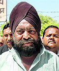Congress leader Daljeet Singh being taken to a Lucknow court on Tuesday