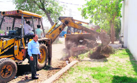 MC officials supervise an anti-encroachment drive in Amritsar on Wednesday. 