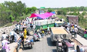 Vehicles caught in a traffic jam following a blockade of the Karnal-Meerut road by UP farmers in protest against the ban on the sale of their wheat in Haryana on Wednesday