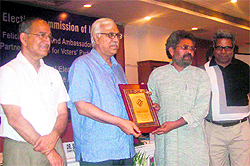 Chief Election Commissioner SY Qurashi gives away an award to Ram Lal of the Jan Sanchar Chetna Trust