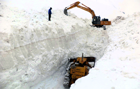 Snow-clearing machines at the 13,050-ft-high Rohtang Pass.