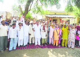 Farmers hold a demonstration against survey of fields by the Town and Country Planning Department at Ratia in Fatehabad on Saturday