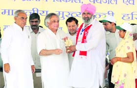 Union Minister for Rural Development Jairam Ramesh presents an award to a village sarpanch at the Nirmal Gram Puraskar distribution function in Karnal on Saturday