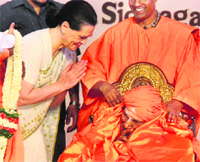 Sonia Gandhi greets Siddaganga Math seer Sree Sree Shivakumar in Tumkur, Karnataka, on Saturday.