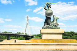 In the centre of the Market Square is a fountain with the statue of Syrenka, the Mermaid, the symbol of the city