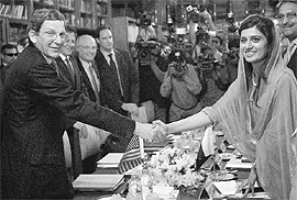 Pakistans Foreign Minister Hina Rabbani Khar (R) with US special representative for Afghanistan and Pakistan Marc Grossman at the Foreign Ministry in Islamabad. 