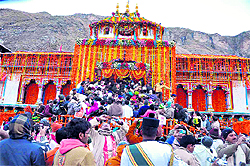 Devotees throng Badrinath shrine
