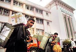 Packing off government machinery to Srinagar, J&Ks summer capital