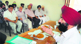 Civil Surgeon Dr Manjit Singh Randhawa holds a meeting with the representatives of the associations involved in selling food items in Amritsar on Monday.