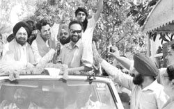 Punjabi actor-singer Harbhajan Mann (second from left), with local leaders, greets supporters near the Industrial Area-Sector 31, Chandigarh,